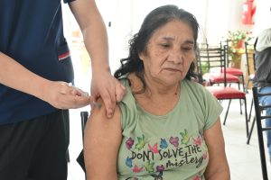 Salud junto a la CPS continúa con la vacunación antigripal para adultos mayores