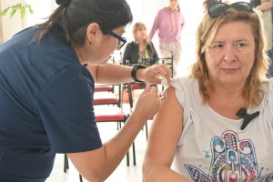 Salud junto a la CPS continúa con la vacunación antigripal para adultos mayores