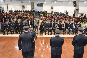 Vidal anunció la construcción de 120 viviendas para la Policía de Santa Cruz