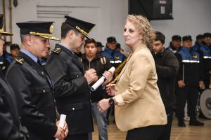 Vidal anunció la construcción de 120 viviendas para la Policía de Santa Cruz