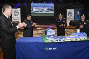 Vidal anunció la construcción de 120 viviendas para la Policía de Santa Cruz