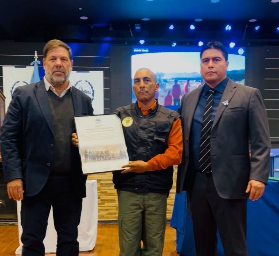 Claudio Vidal reconoció a los brigadistas santacruceños por su labor en incendios forestales
