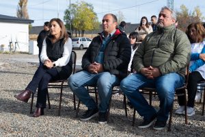 El Gobierno de Santa Cruz y el RENATRE inauguraron la plaza de juegos de la Escuela Rural N° 26 de Las Vegas