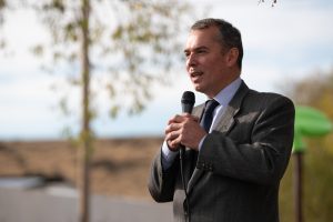 El Gobierno de Santa Cruz y el RENATRE inauguraron la plaza de juegos de la Escuela Rural N° 26 de Las Vegas