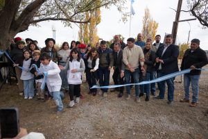 El Gobierno de Santa Cruz y el RENATRE inauguraron la plaza de juegos de la Escuela Rural N° 26 de Las Vegas