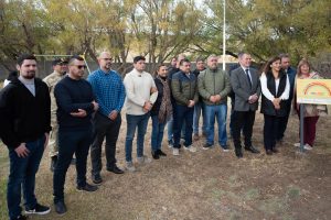 El Gobierno de Santa Cruz y el RENATRE inauguraron la plaza de juegos de la Escuela Rural N° 26 de Las Vegas