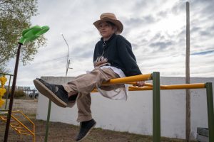 El Gobierno de Santa Cruz y el RENATRE inauguraron la plaza de juegos de la Escuela Rural N° 26 de Las Vegas