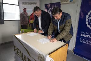 El Gobierno de Santa Cruz y el RENATRE inauguraron la plaza de juegos de la Escuela Rural N° 26 de Las Vegas
