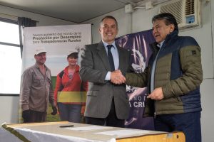 El Gobierno de Santa Cruz y el RENATRE inauguraron la plaza de juegos de la Escuela Rural N° 26 de Las Vegas