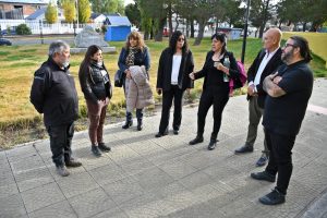 Iniciaron el emplazamiento de la escultura de Osvaldo Bayer en el Paseo de la Memoria de Río Gallegos
