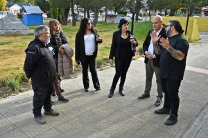 Iniciaron el emplazamiento de la escultura de Osvaldo Bayer en el Paseo de la Memoria de Río Gallegos