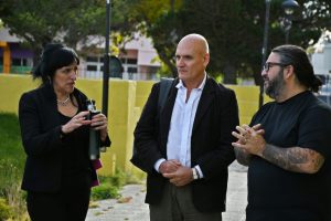 Iniciaron el emplazamiento de la escultura de Osvaldo Bayer en el Paseo de la Memoria de Río Gallegos
