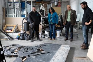 Iniciaron el emplazamiento de la escultura de Osvaldo Bayer en el Paseo de la Memoria de Río Gallegos