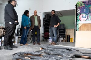 Iniciaron el emplazamiento de la escultura de Osvaldo Bayer en el Paseo de la Memoria de Río Gallegos