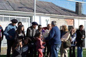 El Gobierno de Santa Cruz inauguró una cancha en la Escuela Rural de Fuentes Del Coyle