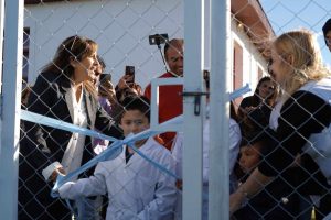 El Gobierno de Santa Cruz inauguró una cancha en la Escuela Rural de Fuentes Del Coyle