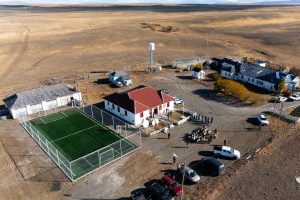 El Gobierno de Santa Cruz inauguró una cancha en la Escuela Rural de Fuentes Del Coyle