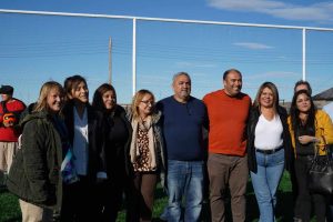 El Gobierno de Santa Cruz inauguró una cancha en la Escuela Rural de Fuentes Del Coyle
