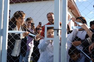 El Gobierno de Santa Cruz inauguró una cancha en la Escuela Rural de Fuentes Del Coyle