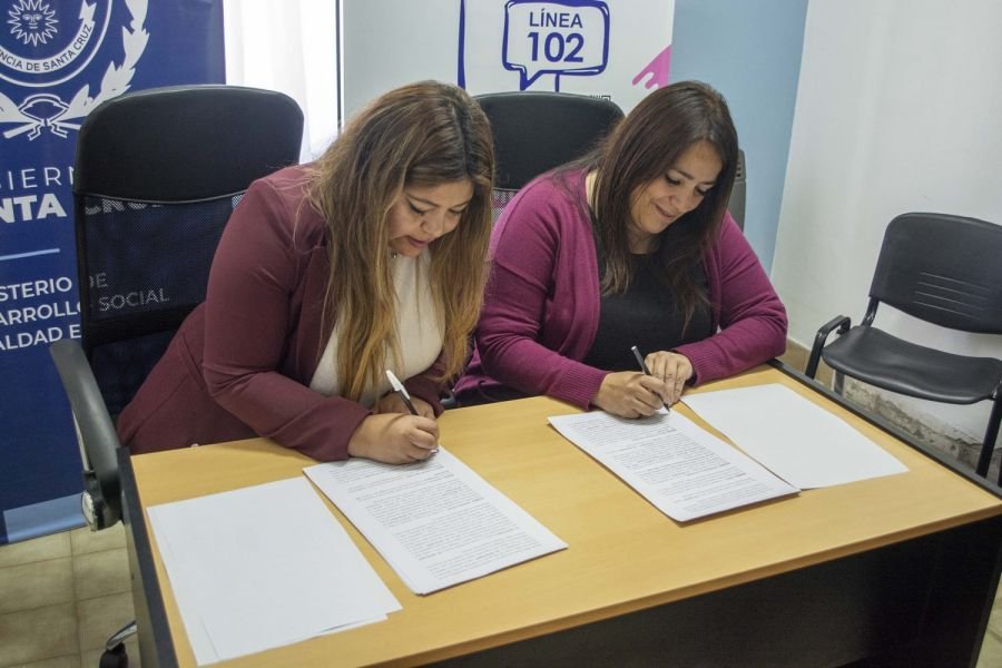 Firma de convenio entre Desarrollo Social y el Municipio de Piedra Buena para políticas de Niñez y Adolescencia