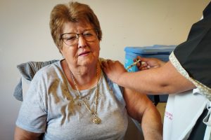 Exitosa jornada de vacunación antigripal en centro “Recuerdos Compartidos”