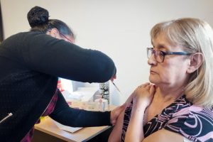 Exitosa jornada de vacunación antigripal en centro “Recuerdos Compartidos”