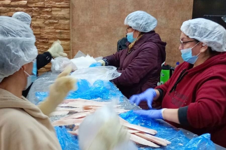 Brizuela destacó el operativo solidario de entrega de merluza en la Cuenca
