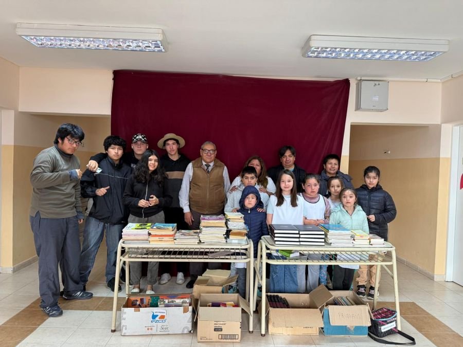 Entregaron libros a escuelas rurales de Santa Cruz