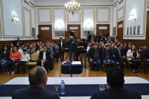 Gustavo Martínez asume como representante del Poder Ejecutivo en el Banco Santa Cruz