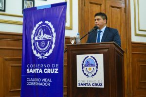 Gustavo Martínez asume como representante del Poder Ejecutivo en el Banco Santa Cruz
