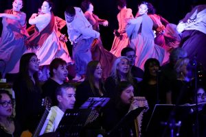 La Escuela de Danzas y Sinfonietta presentaron una conmovedora versión de la Misa Criolla