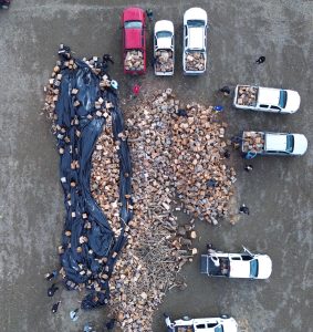 Plan Invernal 2025: El Gobierno de Santa Cruz comenzó con el reparto de leña