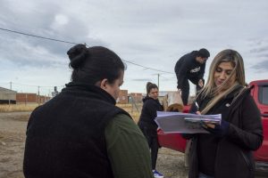 Plan Invernal 2025: El Gobierno de Santa Cruz comenzó con el reparto de leña