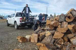 Plan Invernal 2025: El Gobierno de Santa Cruz comenzó con el reparto de leña