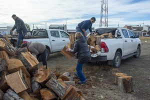 Plan Invernal 2025: El Gobierno de Santa Cruz comenzó con el reparto de leña