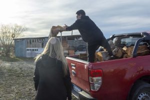 Plan Invernal 2025: El Gobierno de Santa Cruz comenzó con el reparto de leña