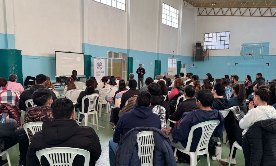 Seguridad: Docentes y alumnos participaron de un taller contra el bullying, ciberbullying y grooming