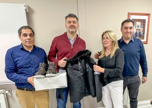 Entregan indumentaria de trabajo para personal del Ministerio de Energía y Minería