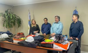 Entregan indumentaria de trabajo para personal del Ministerio de Energía y Minería