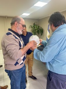 Entregan indumentaria de trabajo para personal del Ministerio de Energía y Minería