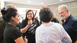 Santa Cruz presentó obras literarias en la Feria Internacional del Libro