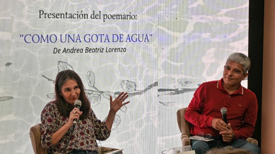 Andrea Lorenzo presentó su primer poemario en la Feria Internacional del Libro