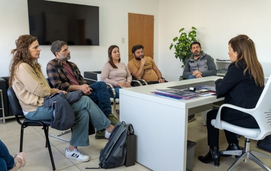 Educación mantuvo reunión con familias de El Chaltén para concretar la construcción del SUM del CPES N°28