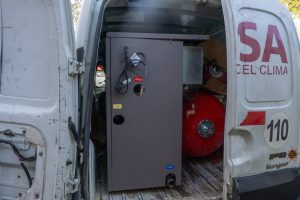 Educación entregó cinco equipos de calefacción a la Escuela N°1 de Río Gallegos