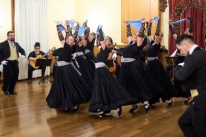 La Escuela de Danzas y Sinfonietta presentaron una exquisita versión del Pericón Nacional