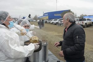 25 de Mayo: Gran convocatoria en la lentejeada patriótica