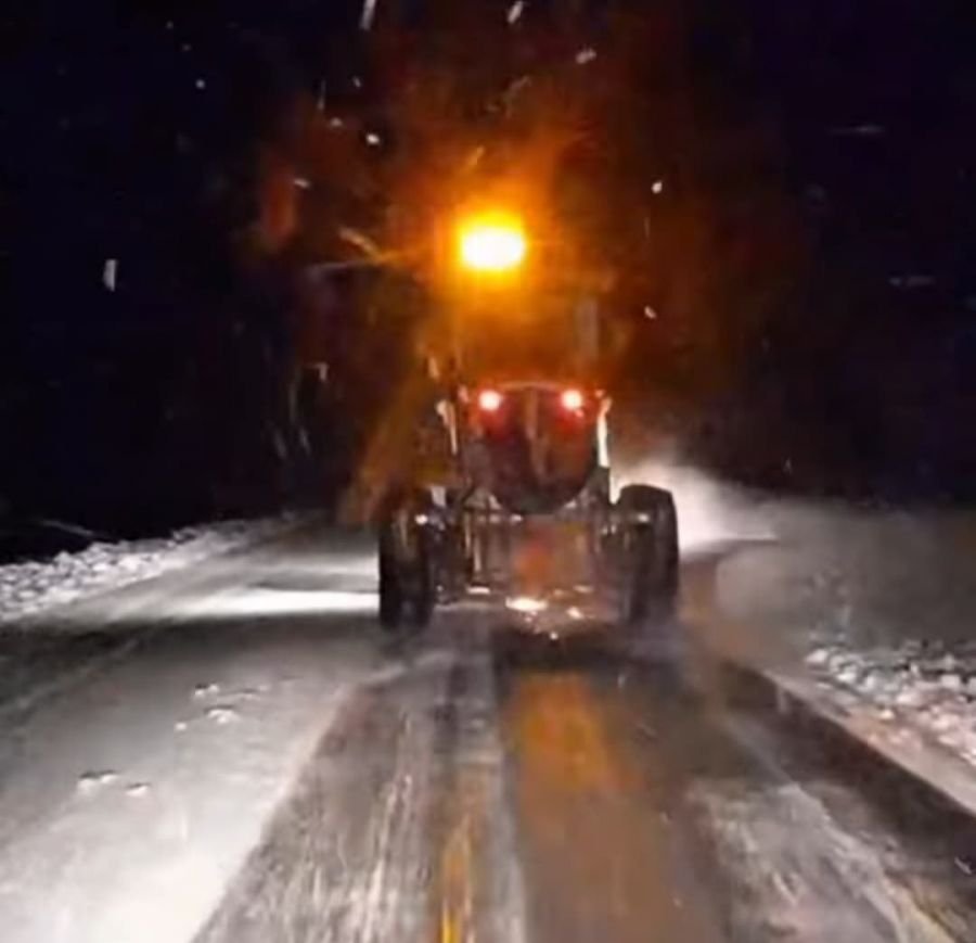 Vialidad Provincial realiza tareas de despeje de nieve sobre Ruta 40 Norte