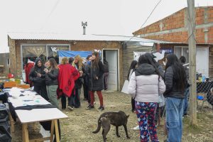 Celebrando la patria con vecinos del barrio Los Lolos