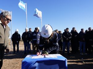 Vidal puso en marcha el acueducto que mejorará el caudal de agua para la comunidad de Caleta Olivia