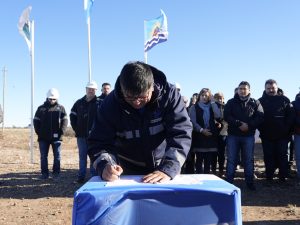 Vidal puso en marcha el acueducto que mejorará el caudal de agua para la comunidad de Caleta Olivia